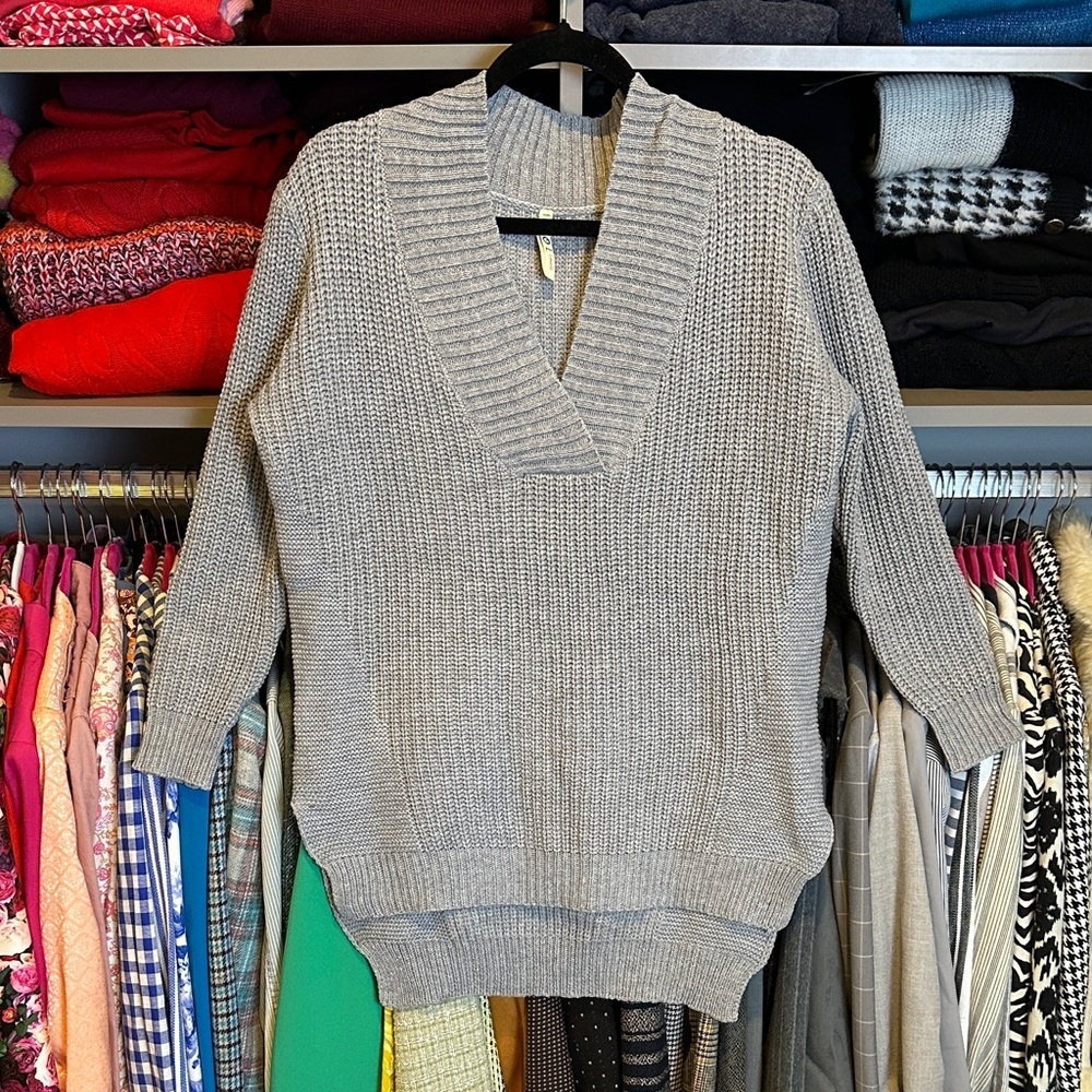 POL gray long sleeve v neck side slit hi low sweater size S